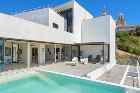 Exceptional contemporary house - Panoramic sea view - Swimming pool Beautiful clean lines, and as if suspended in space, with panoramic views of the Mediterranean sea and on the horizon the islands, come and discover this exceptional contemporary pro...