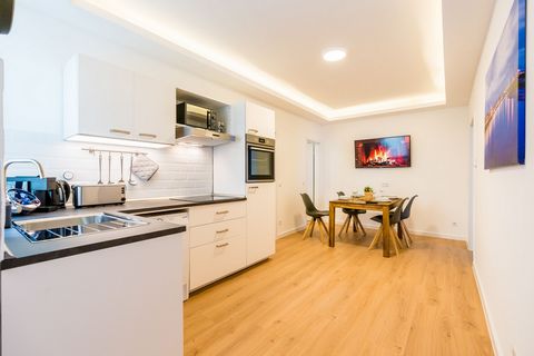 Willkommen im Herzen von Düsseldorf! Dieses charmante Apartment bietet Ihnen den perfekten Rückzugsort mitten im lebendigen Zentrum der Stadt. Mit zwei geräumigen Schlafzimmern ist ausreichend Platz für bis zu vier Personen vorhanden, ideal für Famil...