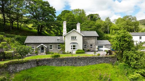 Fine and Country West Wales freuen sich, die sehr attraktive Hafod Lodge auf den freien Markt zu bringen. Dieses denkmalgeschützte Einfamilienhaus befindet sich in einer privilegierten Lage mit majestätischem Blick über die Landschaft von Westwales u...