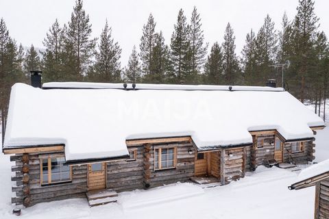 Magnifico complesso di tre appartamenti vicino agli impianti di risalita e ai servizi di Suomu. Questo edificio in tronchi è meticolosamente realizzato, con finiture che includono ritagli di tronchi. Una grande opportunità per gli investitori o le fa...