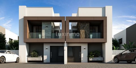 Beautiful and charming townhouse on the outskirts of Dénia, in a quiet community of 44 townhouses with 3 bedrooms and a large living room. Luxury modern style semi-detached houses close to the natural park of Montgó, schools and the centre of Dénia. ...