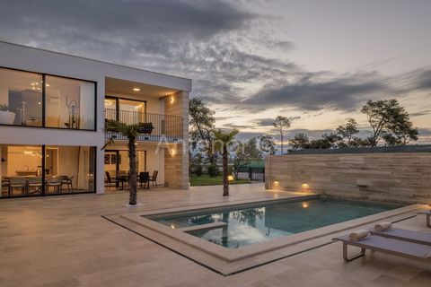 NIN - una bellissima villa di lusso in vendita a 300 m dal centro di Nin e dal mare. La casa si trova su una leggera collina, quindi il 1 ° piano offre una splendida vista sul mare e sul centro storico di Nin. La casa è stata costruita su un terreno ...