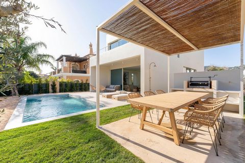 Villa contemporaine d'inspiration méditerranéenne située à Santa Barbara de Nexe. En entrant dans la maison, vous êtes accueilli par un spacieux espace de vie donnant sur la piscine. Les grandes fenêtres permettent à la lumière naturelle de pénétrer ...