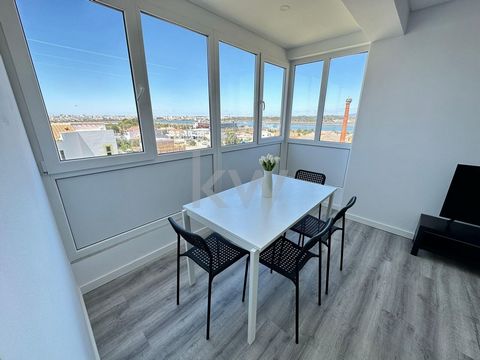 2 bedroom apartment, renovated, with good finishes, lots of light and excellent views. The apartment is located in a family-friendly urbanization, with a children's playground and community support services, at the entrance to Parchal. It has good ac...