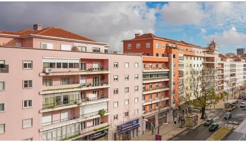 Excelente oportunidade de investimento! Este prédio de uso misto está localizado na Avenida João XXI, na zona com mais expansão e renovação da cidade de Lisboa. Com uma ampla oferta de comércio, serviços, alojamento local, hotéis, transportes e unive...