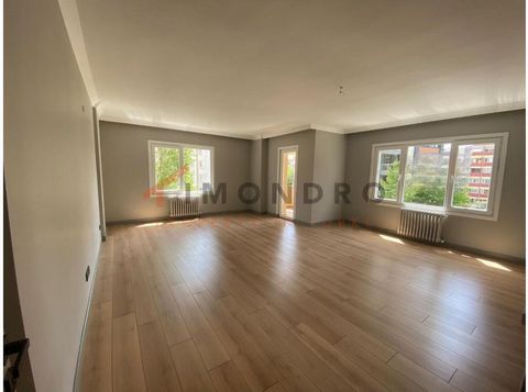 L’appartement à vendre est situé à Kadikoy. Kadikoy est un quartier situé sur la côte asiatique d’Istanbul. C’est un quartier animé et cosmopolite connu pour son atmosphère animée, ses excellents restaurants et cafés et ses boutiques à la mode. La ré...