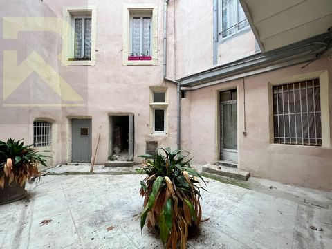 Heart of the city, located in the Halles de Beziers district, in a quiet street, I offer you this real estate complex with great potential! On the ground floor, a premises with private courtyard to be completely rehabilitated and which can be used (i...