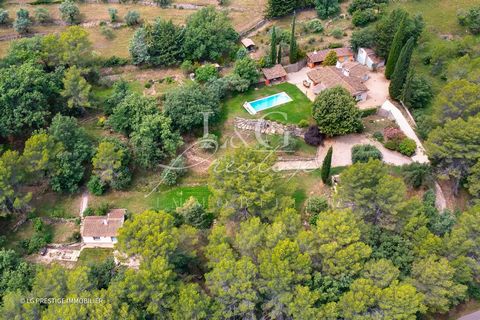 In a dominant position, nestled in greenery away from prying eyes, offering an unobstructed view of the old village of Fayence, discover this charming house reflecting the essence of Provence with its Mediterranean scents. With a surface area of appr...