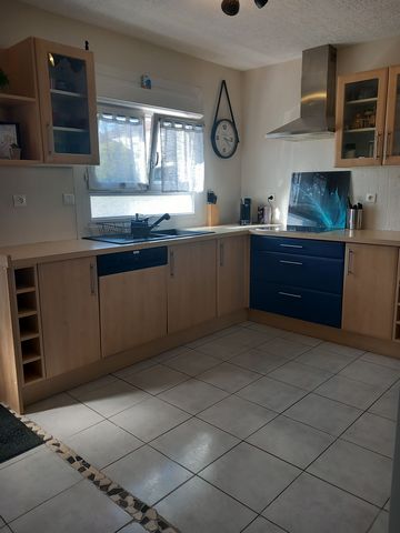 Comfortable, modern, fully-equipped house. Ideal for long stays 100m2 living space, 3 single bedrooms. Ideally situated in a quiet cul-de-sac. Fibre optic connection. Large bathroom with double washbasin, shower and bath. Fitted kitchen, garden, home...