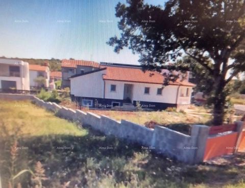 Terreno edificabile in vendita, 1000 m2, vicino a Parenzo. Ha un progetto concettuale. Per ulteriori informazioni, contattare: Azra ... ... ...