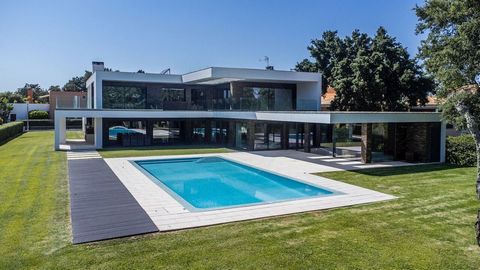 House / 6 Bedrooms / Luxury / Swimming Pools / Garden / Urbanization Golf do Montado Luxurious 6 bedroom villa with large garden, outdoor and indoor pool and views of the golf course, located in the quiet urbanization of Golf do Montado, in Palmela. ...