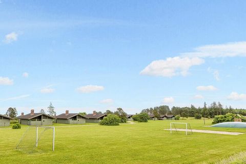 Vigsø Holiday Center - un mare di attività in un ambiente unico Soggiorna in un ambiente panoramico con accesso diretto a molte attività: tra cui parco acquatico, tennis e motocross. Guarda i film su YouTube. Vigsø Holiday Centre Google Vigsø Holiday...