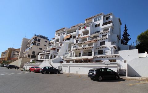 Eine Wohnung im ersten Stock in der sehr begehrten Lage von Dehesa de Campoamor, nur wenige Gehminuten vom schönen Sandstrand von Playa de la Glea entfernt, wo sich die beliebten Chringuitos/Strandbars, Qualitätsrestaurants, der Yachthafen und der Kü...