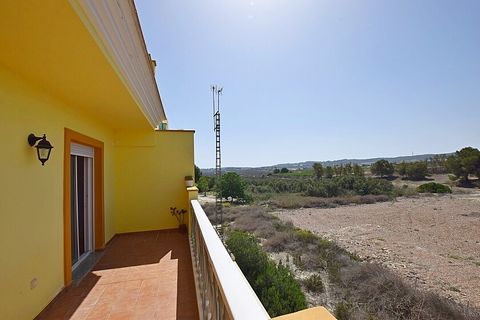 Casa a schiera con 2 camere da letto con solarium e garage a Torremendo. Duplex con 2 camere da letto con solarium e garage a Torremendo. Questa casa è esposta a sud-est, dispone di 2 camere da letto e 2 bagni, cucina separata e ampio soggiorno con c...