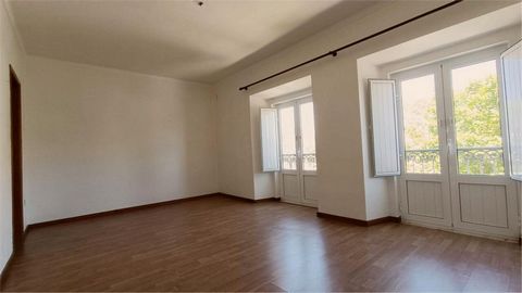 Morue. Poste 7032 Je vous présente à vendre un étage de maison, situé dans le centre de Vendas Novas. La propriété se compose d’un couloir de distribution, de 2 chambres, d’un salon, d’une salle de bains, d’un grenier avec 3 cloisons et d’un balcon a...