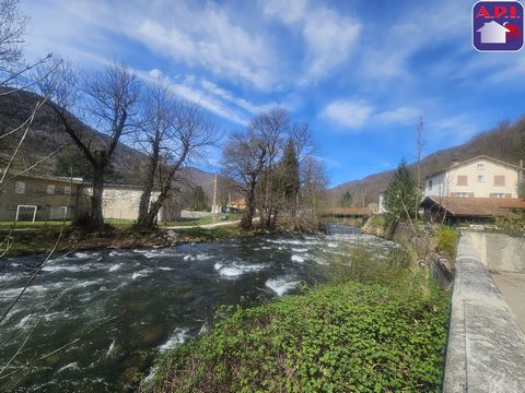 LAISSEZ ALLER VOTRE IMAGINATION ! Trouvez une idée de rénovation originale pour cet appartement atypique avec terrasse d'une superficie totale de 46 m² (39 m² loi carrez), au rez-de-chaussée d'un bel immeuble. Offrant une jolie vue sur la rivière et ...