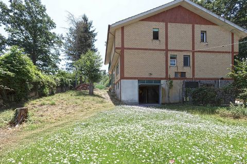 Elegante Residenza Montana con Giardino Esclusivo nel Parco dei Cimini Immersa nel suggestivo scenario del Parco dei Cimini, a pochi passi da San Martino, si trova questa splendida proprietà, tipica e caratteristica della zona montana. La casa, recen...