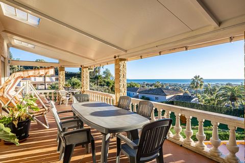 Ideaal gelegen in Antibes, biedt deze prachtige villa een panoramisch uitzicht op de zee. Met 6 kamers bevindt het zich in een omgeving van absolute rust binnen een beveiligd domein. Het pand strekt zich uit over een vlak terrein van 1300 m², versier...