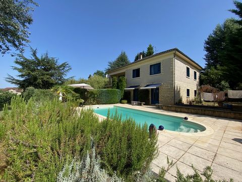 PRETTY HOUSE WITH SWIMMING POOL ON AN ENCLOSED AND WOODED PLOT OF 3205 M2. LOCATION WITH STUNNING VIEWS. IN THE IMMEDIATE VICINITY OF A VILLAGE WITH ALL SHOPS IN THE TOURIST LOT VALLEY. (46700).   Single-storey converted house of 240 m2 with 2 indepe...