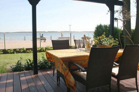 Vous trouverez notre appartement 5 étoiles/de luxe pour 2 personnes dans un emplacement de villa haut de gamme, directement au bord de la mer. Inondé de lumière avec une terrasse, des vélos et une chaise de plage permanente.