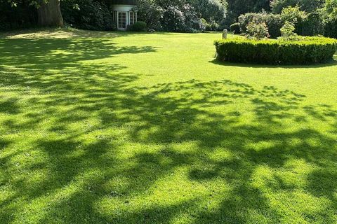 Deel van een landgoed, luxe ingericht met 2 open haarden, 2 badkamers, nieuw ingericht, glasvezelaansluiting en WiFi. Het vakantieverblijf is absoluut rustig gelegen met een prachtig uitzicht op de grote parkachtige tuin. De accommodatie heeft 2 terr...