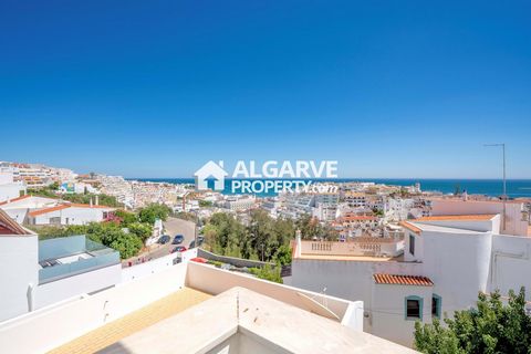 Located in Albufeira. Wonderful 2-bedroom apartment for sale in Albufeira, just 450 meters from the famous Praia dos Pescadores. Located on the 1st floor of a building with an elevator, this property is a unique opportunity, whether for your own resi...