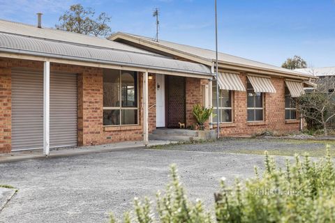 Located in a quiet neighborhood this property would be ideal for the astute investor, downsizer or first home buyer. The light filled living area has a floating floor, split system and functional kitchen with ample bench, cupboard and pantry space, g...