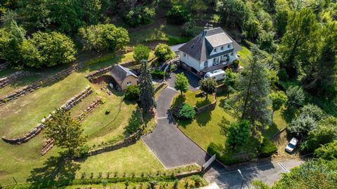 Lassen Sie sich in der Gegend von Marcillac-Vallon von diesem charmanten Haus mit einer Wohnfläche von ca. 225 m² verführen, das auf einem 1,35 Hektar großen Grundstück mit Nebengebäude steht. Ideal gelegen am Ende einer ruhigen Sackgasse, weit weg v...