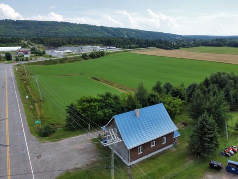 Charmante maison centenaire avec un cachet unique bordé par un petit ruisseau! Elle comprend 3 grandes chambres à coucher, dont une au rez-de-chaussée, et de grandes pièces ouvertes offrant de nombreuses possibilités d'aménagement. La grande cour est...