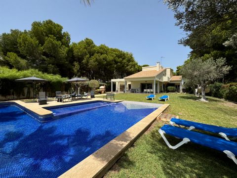 Villa in Moraira, in der prestigeträchtigen Gegend von Playetes, in einzigartiger Lage, nur 400 m vom Strand entfernt, nur wenige Gehminuten von Restaurants, Bars, Apotheken und verschiedenen Dienstleistungen entfernt, können Sie auch das Zentrum von...