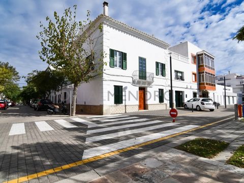 Maison au premier et deuxième étage avec garage. Accessible depuis la rue, nous entrons dans un couloir d'où nous pouvons également accéder au garage. Au premier étage, qui mesure 168m2, il y a un très grand et lumineux salon avec fenêtres des deux c...