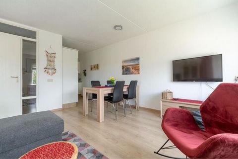 Zapraszamy do przestronnego i atrakcyjnego apartamentu wakacyjnego, zaledwie kilka metrów od plaży w Julianadorp. Ten przytulny apartament, położony na pierwszym piętrze kompleksu, posiada w dużej mierze zadaszony balkon, idealny do cieszenia się świ...