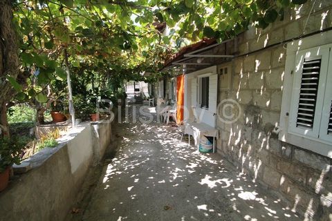 Kaštela, Kaštel Sućurac Apartment in a stone house in Kaštel Sućurac Apartment area: 69.30m2 Attached garden: 13m2   The apartment consists of: GROUND FLOOR – kitchen, dining room, bathroom and tavern (storage) FLOOR – staircase, hall, 2 bedrooms Att...