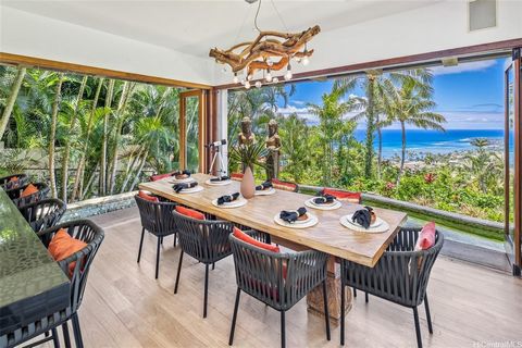 Välkommen till din privata egendom i prestigefyllda Hawaii Loa Ridge, en fristad av lyx och lugn med hisnande utsikt över Diamond Head, Stilla havet och East Honolulu. Designad av den prisbelönta lokala arkitekten Jim Schmit, blandar detta exceptione...