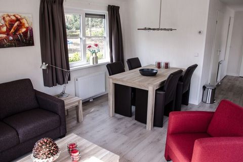 Dit vrijstaande chalet is direct gelegen aan de vijver van het park. Door de grote raampartijen heb je hier ook nagenoeg altijd zicht op. De inrichting is modern en comfortabel. De accommodatie beschikt over twee terrassen; één direct bij de openslaa...