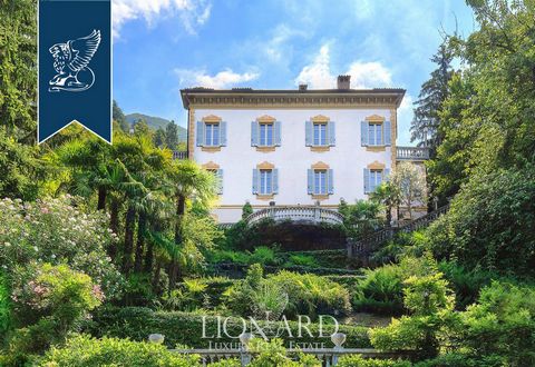 Questa villa in vendita è situata sul Lago di Como, a pochi passi dal centro città. La villa ha una superficie interna di 500 mq disposti su tre piani e una mansarda. La villa è inoltre circondata da un rigoglioso giardino di 2.500 mq e offre la poss...