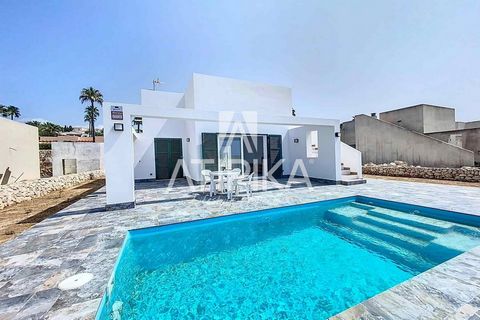 This property, located in the beautiful urbanization of Son Bou, stands out for being in the longest coastal strip of Menorca, with a length of 2.4 km. This area features one of the island's longest beaches, U-shaped, forming a wide bay completely op...