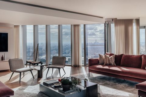 Dit is echt een buitengewone luxe woning in een iconische, architectonisch meesterlijke woning die tot leven is gebracht door de bekende New Yorkse architect Alexander Gorlin. Dit prachtige penthouse-appartement is voor het eerst op de markt verkrijg...