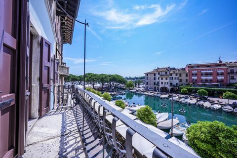 Quadrilocale Vista Lago al Secondo Piano con Triplo Affaccio: sul Porto Vecchio, su Piazza Malvezzi, sui Vicoli del Centro Nel cuore del centro storico di Desenzano, presentiamo una residenza unica. Situato in uno dei palazzi storici più iconici del ...