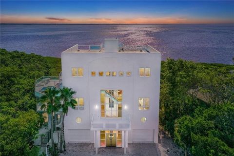 Behold a sanctuary of contemporary elegance, where luxury and innovation converge to create a residence that stands as a testament to architectural grandeur on beautiful Longboat Key. This 6,000+/- sq. ft. Bayfront marvel, brilliantly crafted by Bruc...