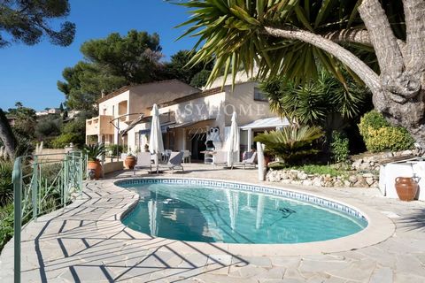 Acquisto/vendita villa con vista sul mare del Cap d'Antibes e sulla baia di Juan les Pins. Enorme villa di alta qualità di 300 m² situata in una tranquilla zona residenziale, soggiorno molto spazioso con camino, sala da pranzo, portico, cucina attrez...