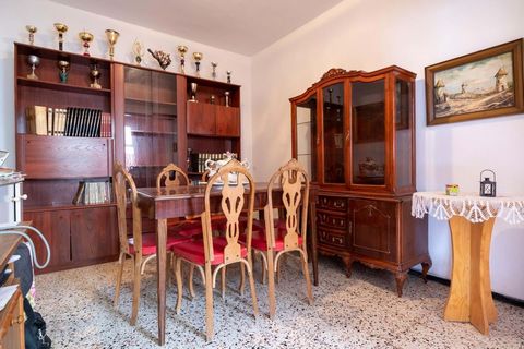 I present this house to renovate in the area of La Mancha Icod de los Vinos right next to the Civil Guard. It is a 235-meter house with many options when it comes to its renovation since you can take several homes or many rooms. It has a garage for s...