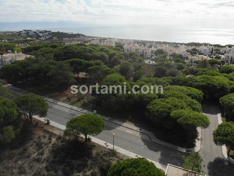 Plot of land for construction very well located in Vale do Lobo. With a plot area of 1285m2 with the possibility of building one or more houses. Located in a very quiet area, very close to the beach. The coastal area of ??Almancil, with around 12 km,...