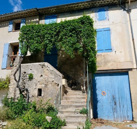 CUCURON, village house of 77M2 facing south and not overlooked. It is composed of a kitchen-dining area, a living room, 2 large bedrooms, a shower room/WC, a room used as a dressing room. Planning renovation work