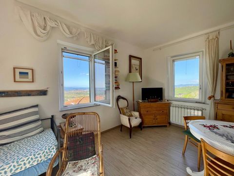 Apartment mit Meerblick in Manciano In Manciano mit Panoramablick auf das Meer und die Landschaft bieten wir eine exklusive, seltene, sofort bewohnbare Gelegenheit. Diese renovierte Wohnung befindet sich in einer komfortablen zweiten Etage und zeichn...