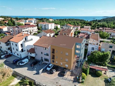 Vendita di un grande edificio/casa residenziale con unità abitative separate, Rovigno! Un edificio residenziale con più unità abitative si estende su tre piani separati o appartamenti nella bellissima Rovigno, in una zona tranquilla. L'edificio resid...