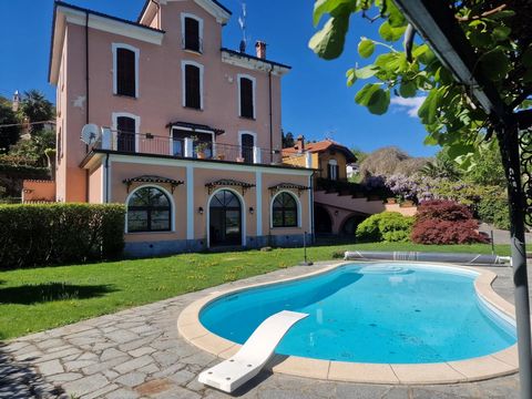 A portion of a period villa dating back to the early 1900s, which has retained its historical charm, while inside it was elegantly renovated in 2016. Situated in an enchanting location, this flat offers approximately 350sqm of interior space, distrib...