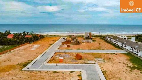 Land for investment or construction in front of the sea on Flecheiras Beach, offering a breathtaking view of the Ceará landscape. Located on a public street, this land provides tranquility and security. Praia de Flecheiras is a region in strong growt...