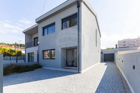 Villa neuve avec 3 façades, patio et garage Fantastique villa avec 3 façades et 2 étages de 1966 entièrement rénovée/reconstruite en 2024, sur la Rua de Goa, à S, Mamede de Infesta, dans une rue calme de villas, avec garage. Très bien situé avec un e...