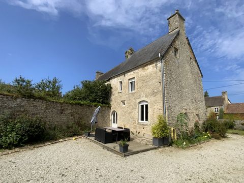 Nieuwe exclusiviteit La bonne adresse, 10 minuten van Valognes of Montebourg, 15 minuten van Ste Mère Eglise. Mooi landhuis, gebouwd in de 16e eeuw, met prachtige trap in een toren, 2 monumentale open haarden, fontein, acolade latei. Op de begane gro...